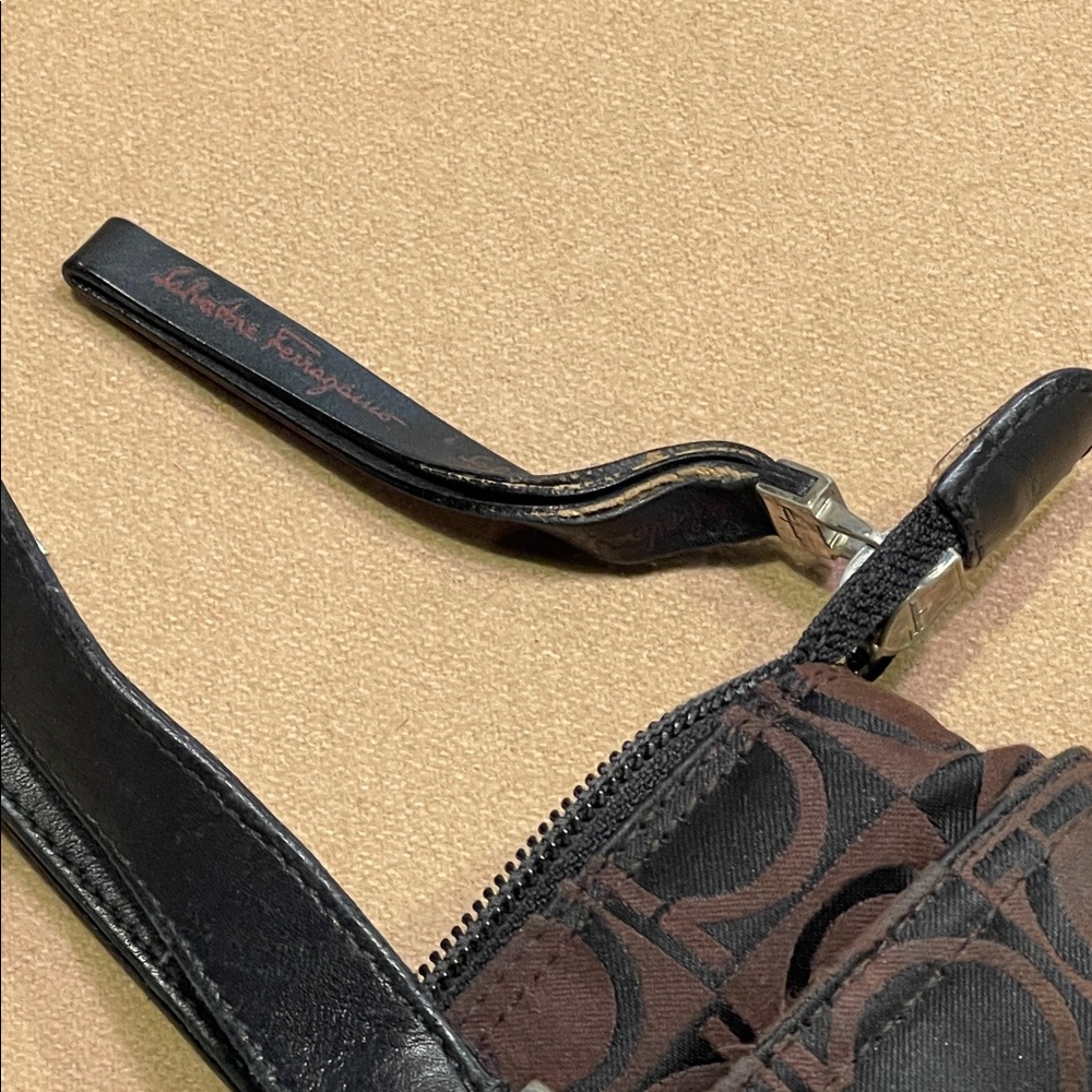 Vintage Salvatore Ferragamo bag fair condition - Picture 9 of 16